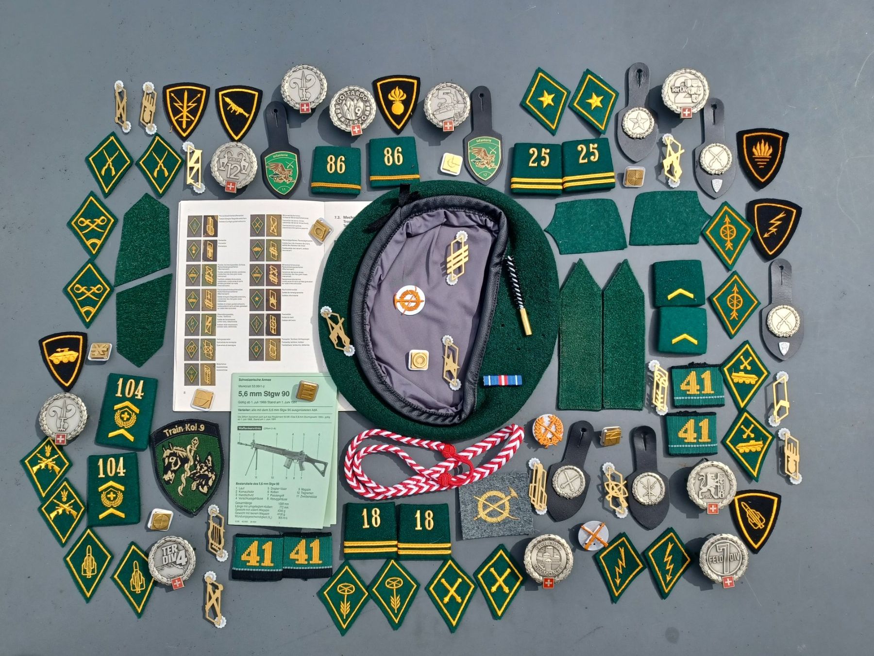 Schweizer Armee Uniformi: Lot alte Abzeichen, Infanterie – Usato da Horw venduto da Mikesch108
