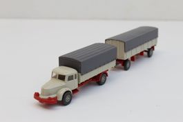 Unbekannter LKW Anhängerzug