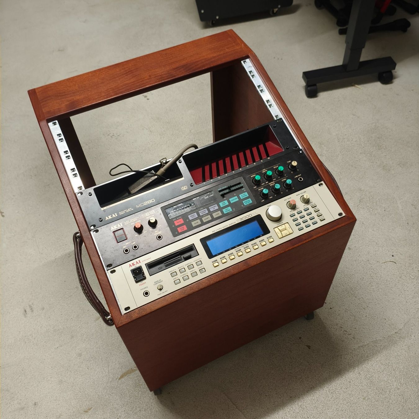 Racks & Ständer: Mixingtable Sidecar Rack 10HE, Mahagony, gebraucht, Rollen – Gebraucht aus Dietikon von Deft_bonz