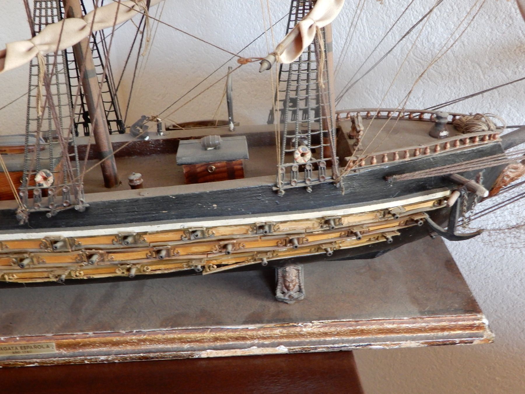 Tavoli: Alter Bootstisch und 4 Mastsegler mit Kanonen – Usato da Senèdes venduto da Mutzli52 5
