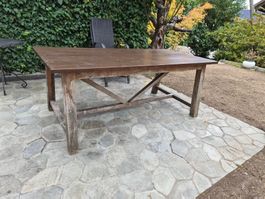 Massiver, stabiler Holztisch