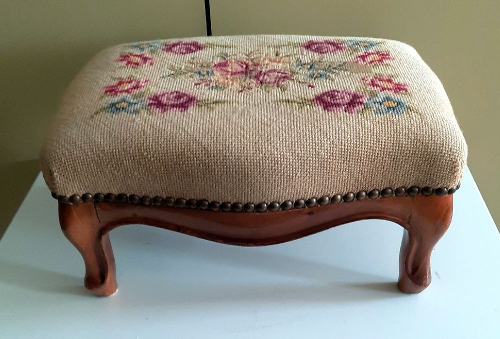 Sgabelli: Handgestickter Fussschemel / Hocker mit Rosenmuster – Usato da Eschenbach venduto da Alicekunst 2