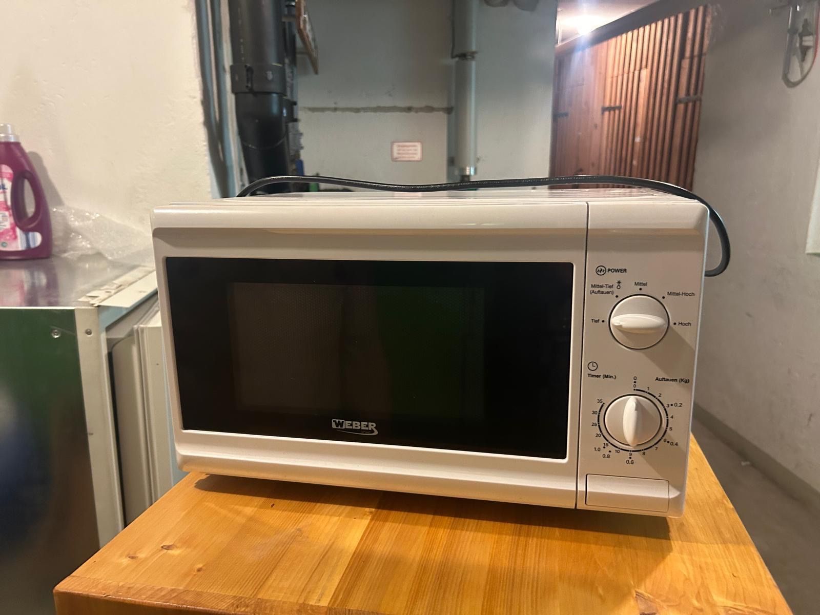 Weber Appareils de cuisine: WEBER Mikrowelle weiss gebraucht – D'occasion à Zürich par Raphi_bqm
