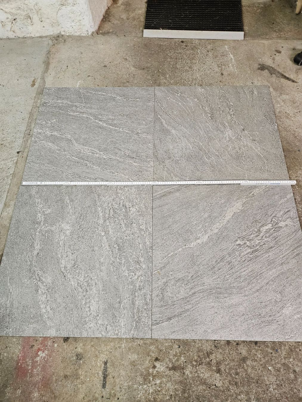 Rivestimenti per pavimenti: Bodenplatten 8 Stück a 0,60×0,60cm – Nuovo e nell'imballaggio originale da Schattenhalb venduto da rri_6cwc 1