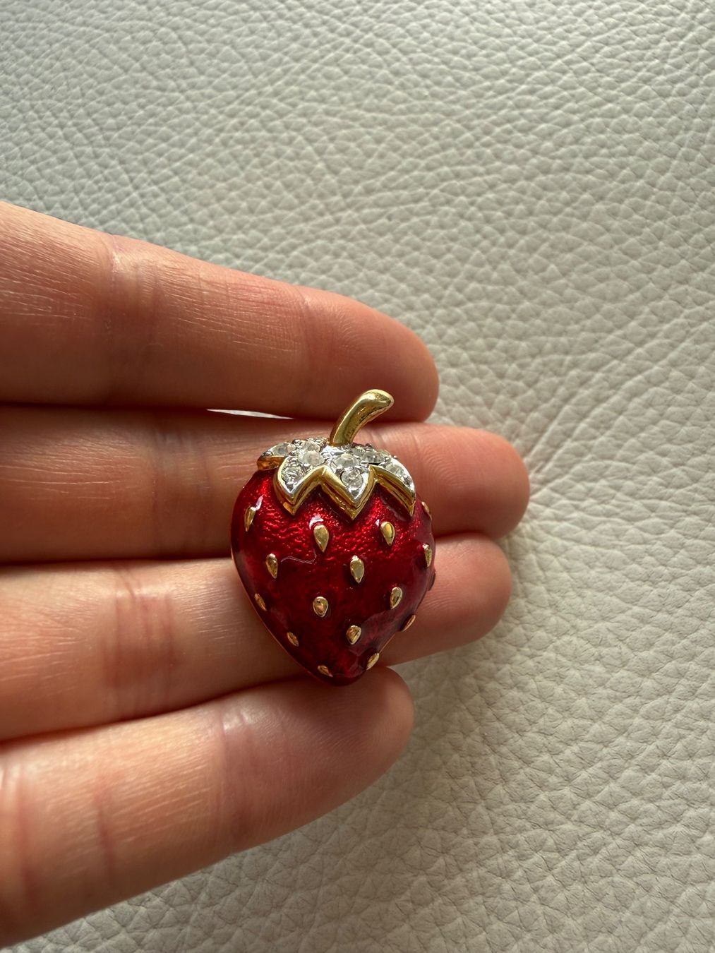 Spille & Fermagli: Broche fraise Cabouchon comme neuve! – Nuovo (secondo la descrizione) da Carouge GE venduto da sacha1981 3