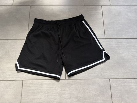 Neuwertige kurze Sporthose, Gr. M