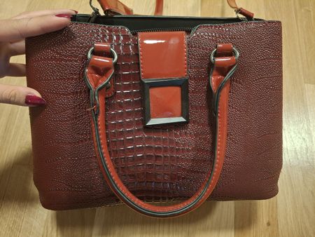Rote Handtasche 