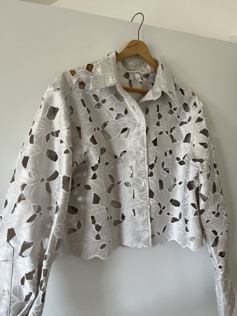 H&M Camicette: Sommer-Bluse mit floralen Cut-Outs – Usato da Allschwil venduto da MaloseS08 1