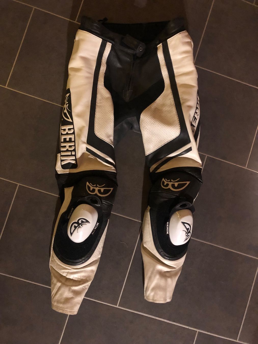 Completi, tute sportive e funzionali: Motorrad-Lederkombi 2-Teilig mit Stiefeln – Usato da Guggisberg venduto da eil_ty7w 3