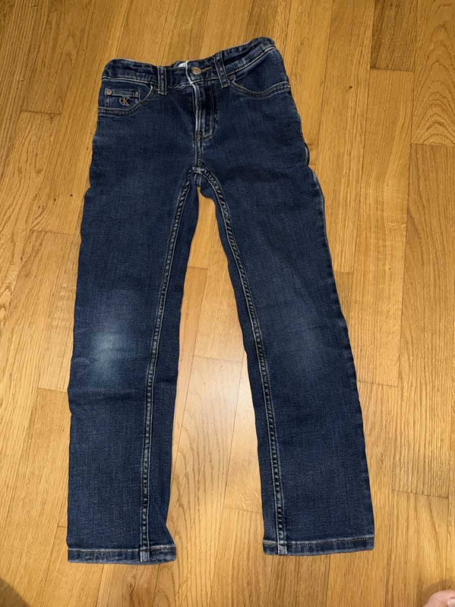 Calvin Klein Pantaloni: Dunkelblaue Calvin-Klein-Kinderjeans – Usato da Aarburg venduto da Da-Lila