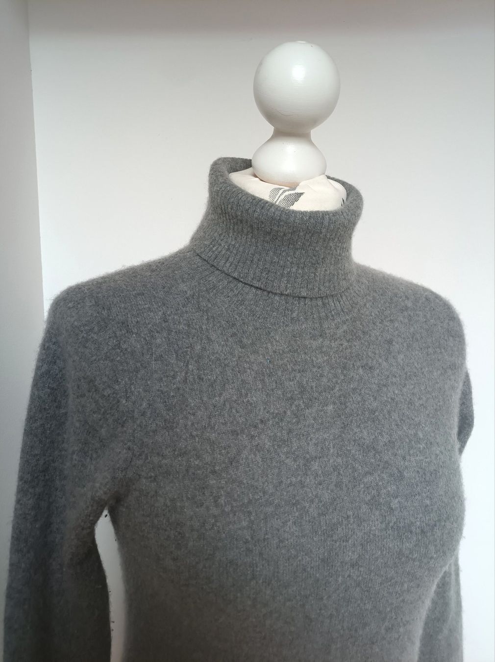 Maglioni & Felpe: Grauer Rollkragenpullover aus 100% Kaschmir – Usato da Peccia venduto da LillyMarie98 5
