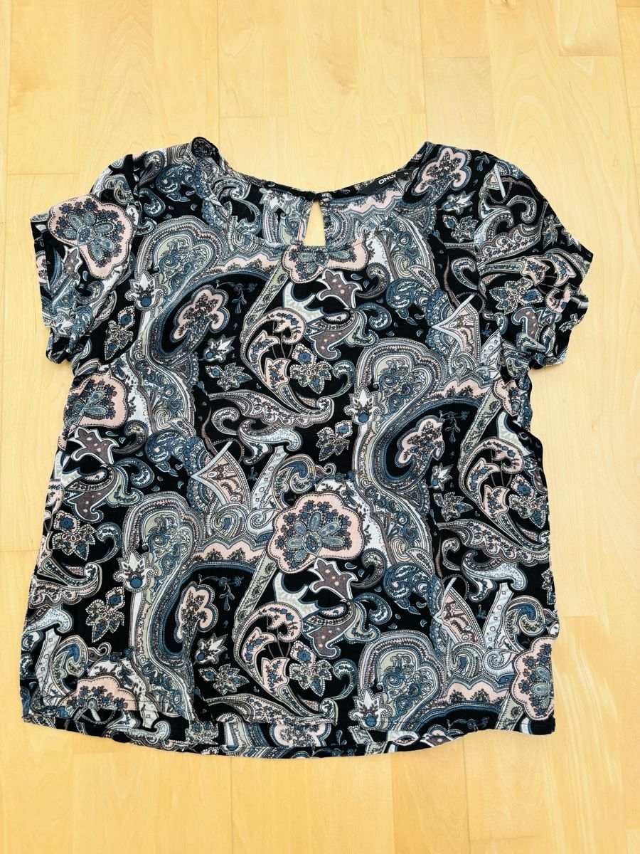 Only T-Shirts: T-Shirt mit Paisleymuster ONLY - Gr. 36 – Gebraucht aus Ennetbürgen von Evelyne_G