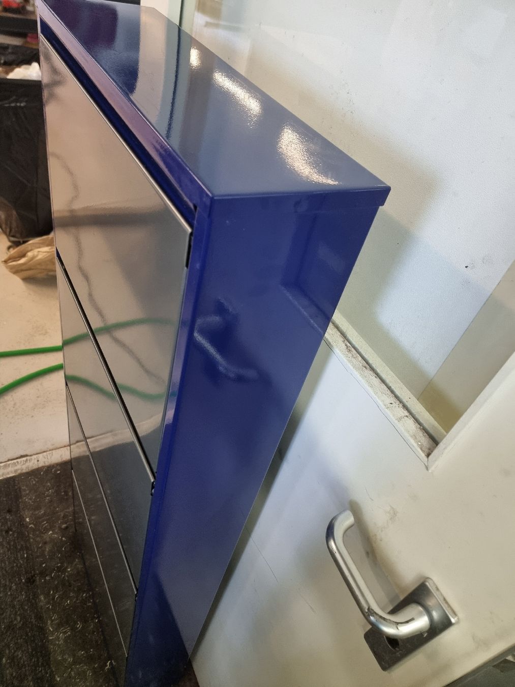 Autoribaltabili: Top Zustand! Blauer Schuhschrank mit vier Fächern. – Usato da Olten venduto da Mezopotamya 1