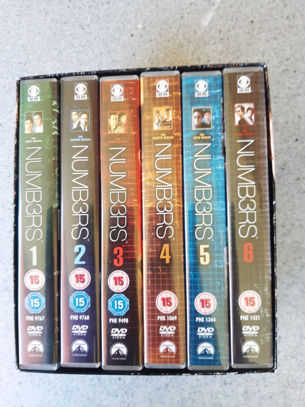Tutti i DVDs: Numb3rs die kompletten Staffeln 1-6 – Nuovo (secondo la descrizione) da Domat-Ems venduto da nugipuff 3