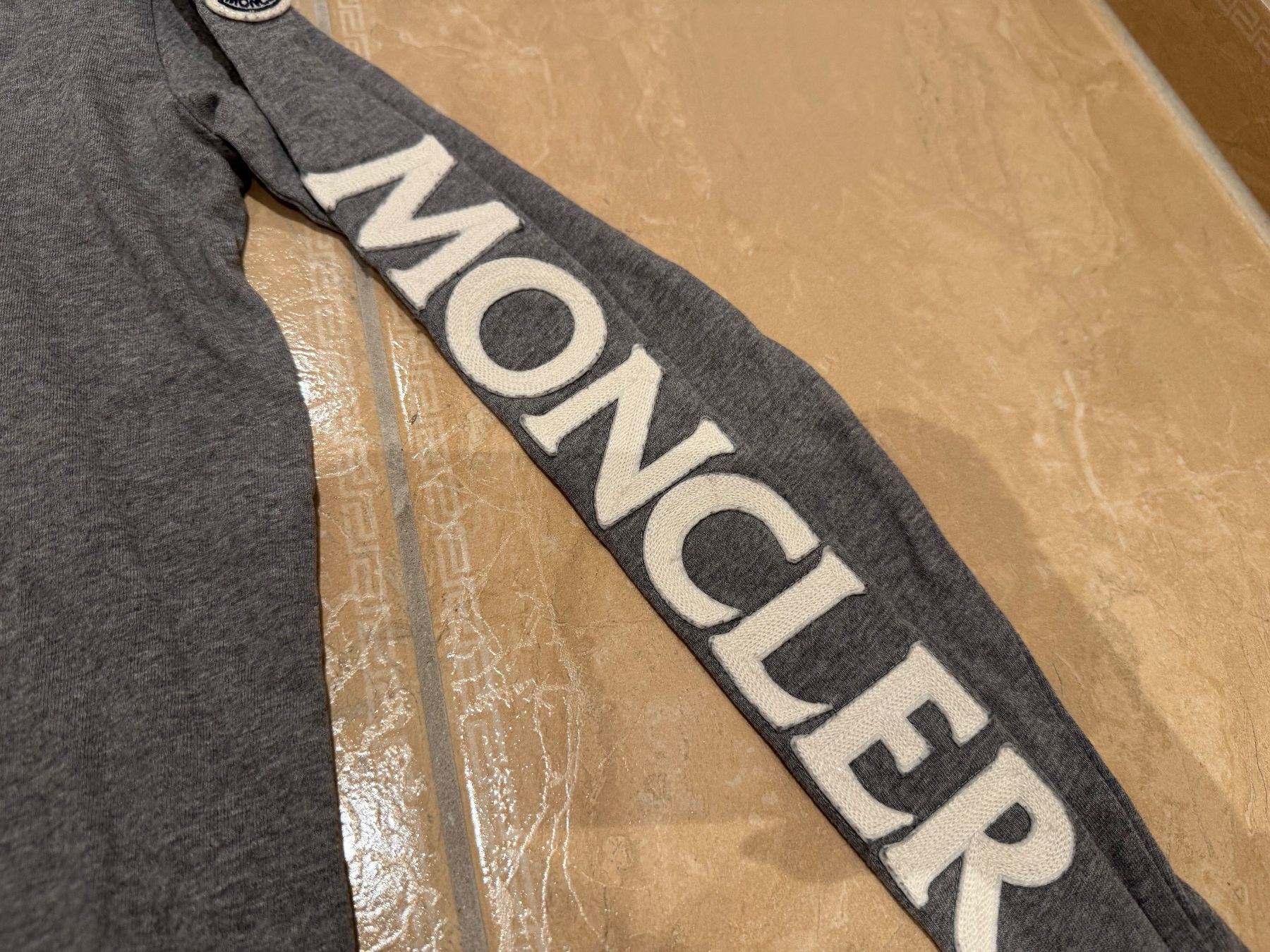 Moncler Pullover & Sweatshirts: Moncler cooler Pulli /Shirt, 10J 140 – Gebraucht aus Klingnau von Markus14 1