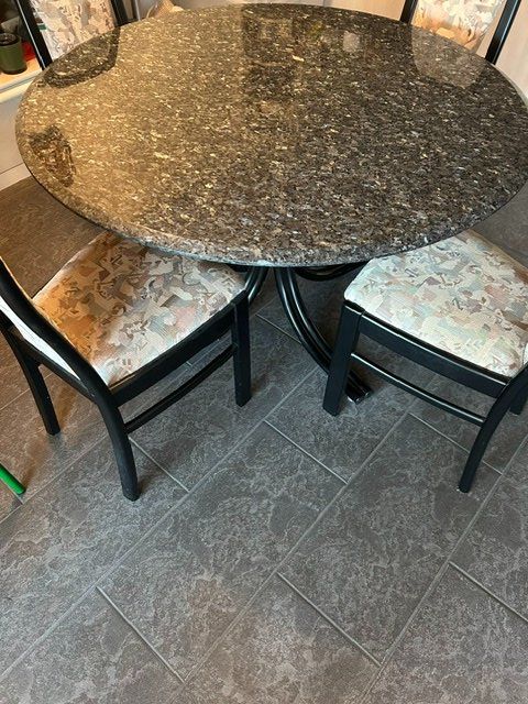 Tavoli: Granittisch – Usato da Winkel venduto da Waegeler