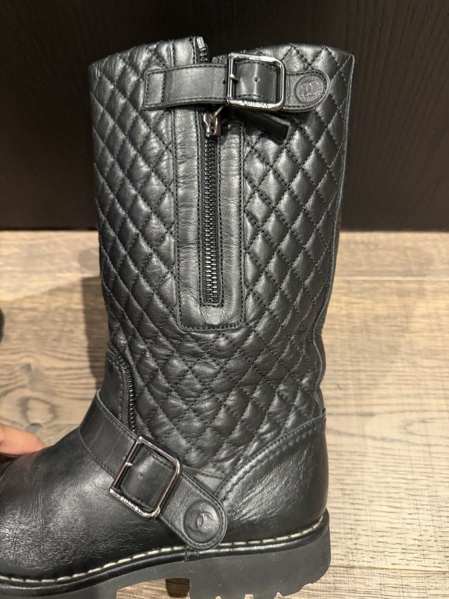 Chanel Scarpe da donna: Chanel Quilted Biker Boots – Usato da Herrliberg venduto da Tubalp 1