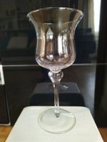 Grand verre, vase bougeoir, en forme de calice transparent.