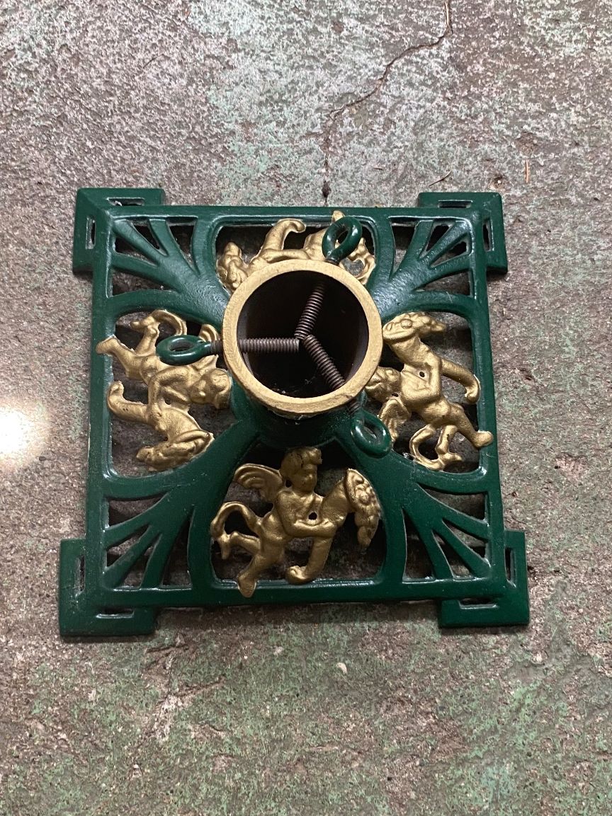 Christbaumständer: Weihnachtsbaumstaender mit Engeln grün/gold Eisen alt – Gebraucht aus Wallisellen von skorpion-11