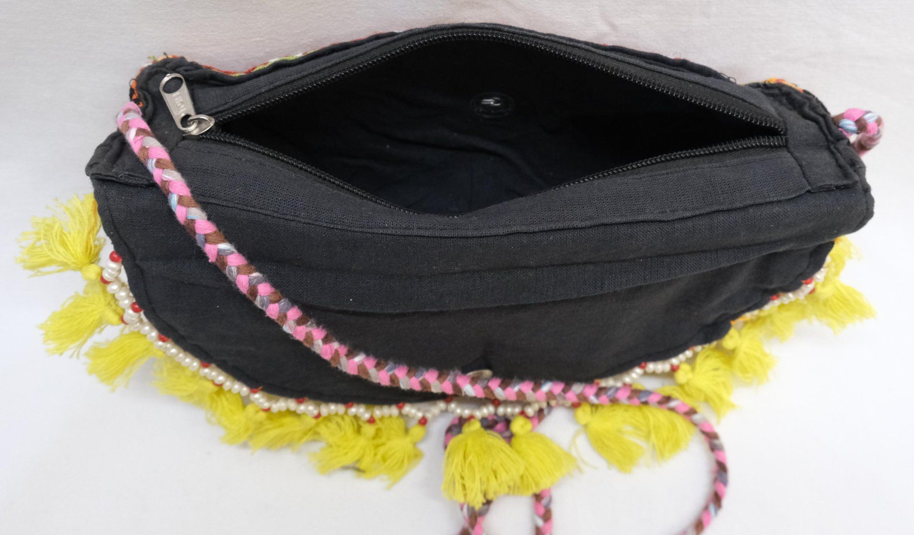 Borse da donna: Stoff Tasche Umhängetasche mit Stickerei Patchwork – Usato da Zürich venduto da Masala-Oase 5