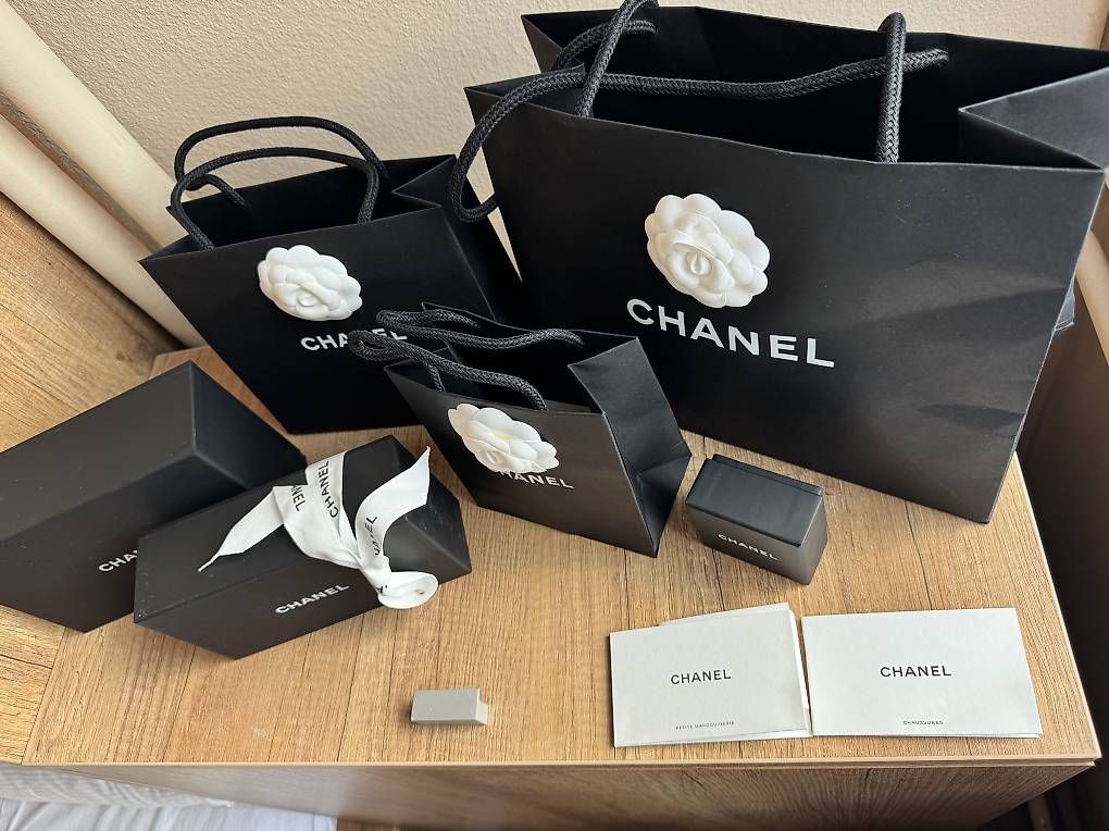 Chanel Borse: Originales Chanel Luxus-Verpackungsset mit Samtkleiderbüge – Usato da Emmetten venduto da kel_982x 2