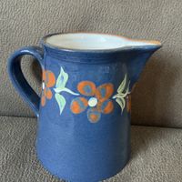 Wunderschöne blaue Keramikkaraffe mit Blumenmuster