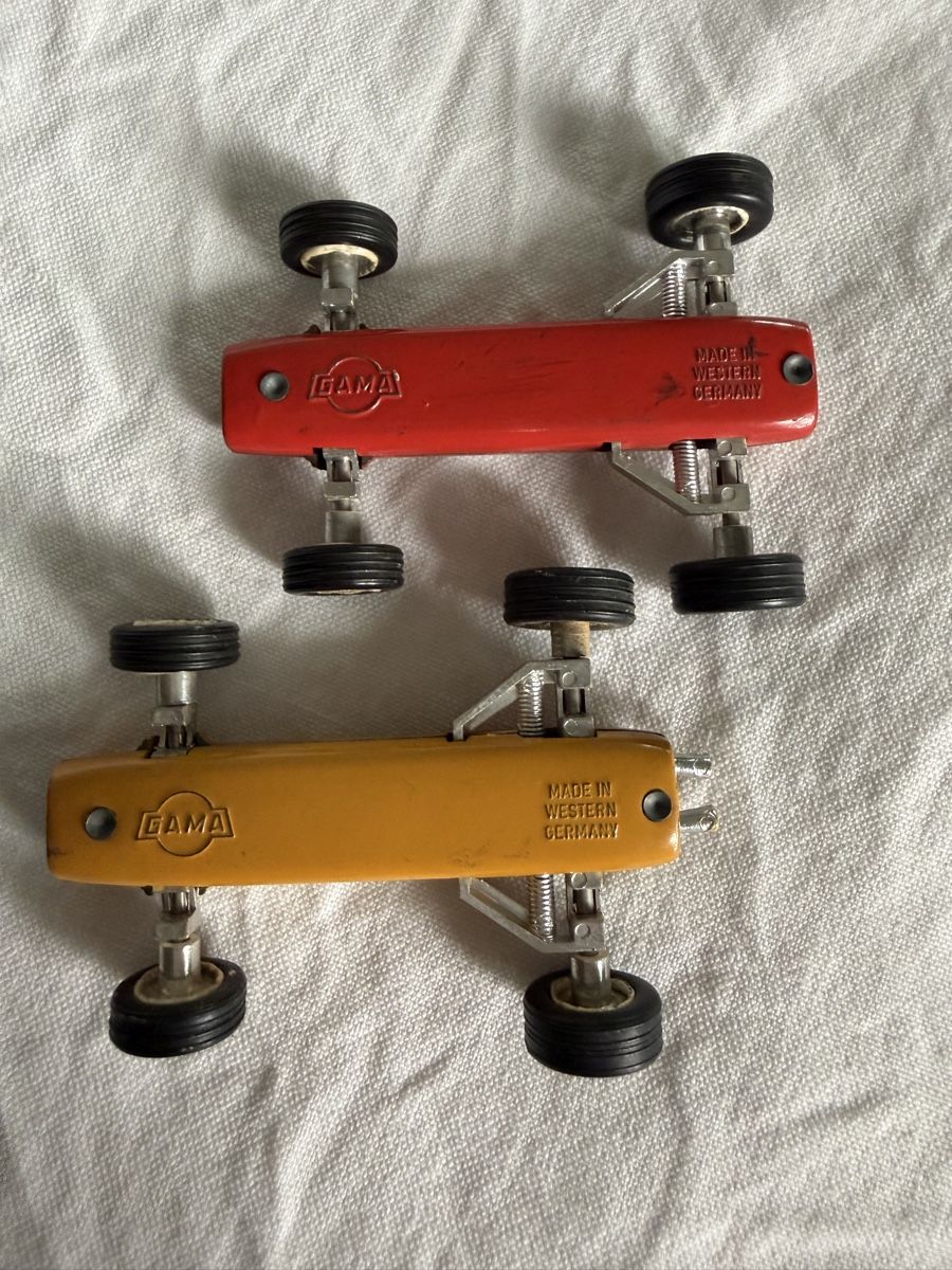 Gama Modellini d'auto: 2 Rennwagen Modellautos r – Usato da Basel venduto da Isavini 1