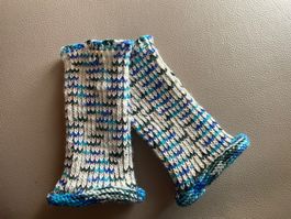 HANDGESTRICKTE PULSWÄRMER / HANDSTULPEN AUS WOLLE