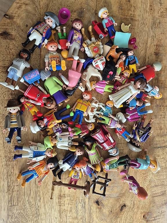 Giocattoli: Über 40 Playmobil Figuren – Usato da Winterthur venduto da electone