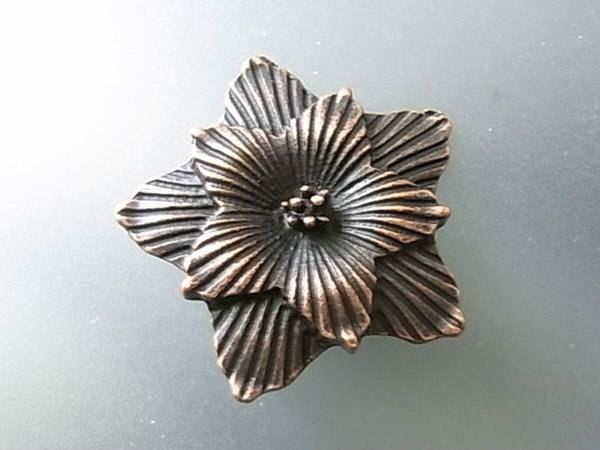 Ciondoli: 3 Anhänger Blume altkupfer 30mm – Nuovo (secondo la descrizione) da Alpnachstad venduto da perlengaby