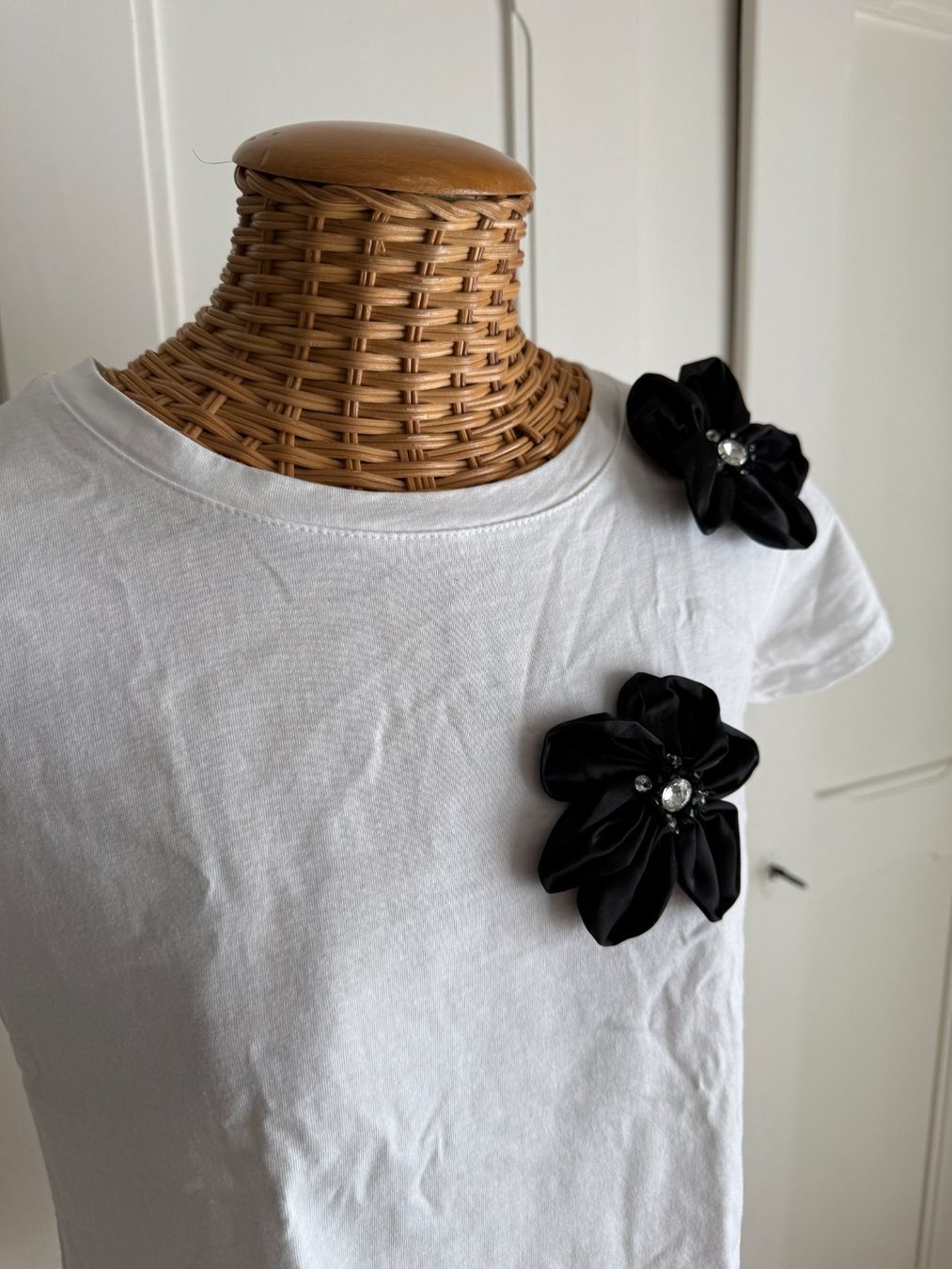 T-shirt: T-Shirt weiss mit schwarzen Blumen S – Usato da Zürich venduto da Diazaio 1