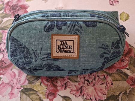 Eine grüne Bauchtasche.