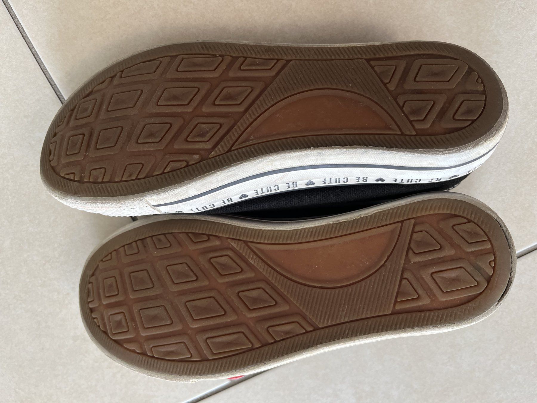 Scarpe per ragazze: Sneaker Mädchen schwarz Gr. 35 – Usato da Küssnacht am Rigi venduto da icbicb 2