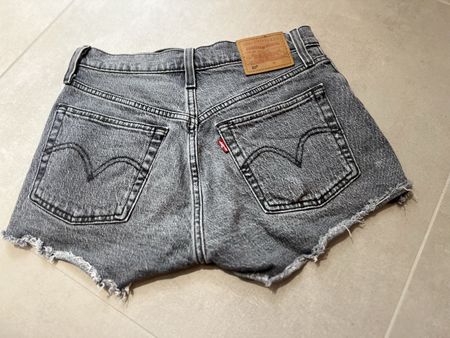 Coole graue Levi's 501 Shorts, ideal für den Sommer!