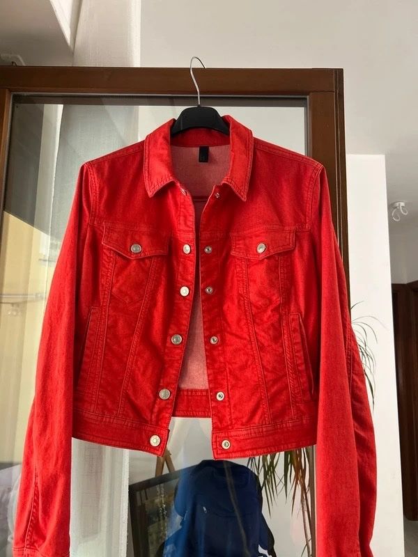 Benetton Giacche: Rote Benetton Jeansjacke Grösse M – Usato da Coldrerio venduto da Theres2004