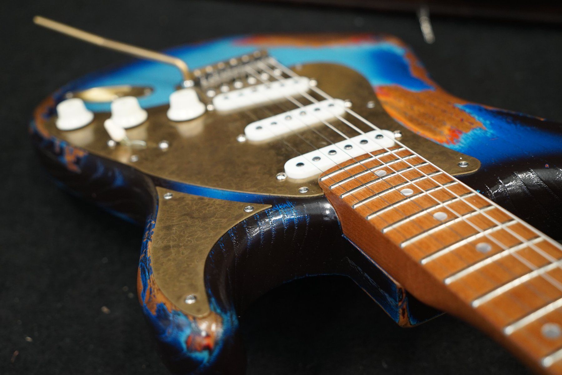 Strumenti musicali: Paoletti Stratosphere Loft SSS, Heavy Deep Blue over Sunburs – Usato da Ortschwaben venduto da Musictrade 4