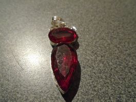 Anhänger silberfarbig, Tropfenform/rund, violette/rote Stein