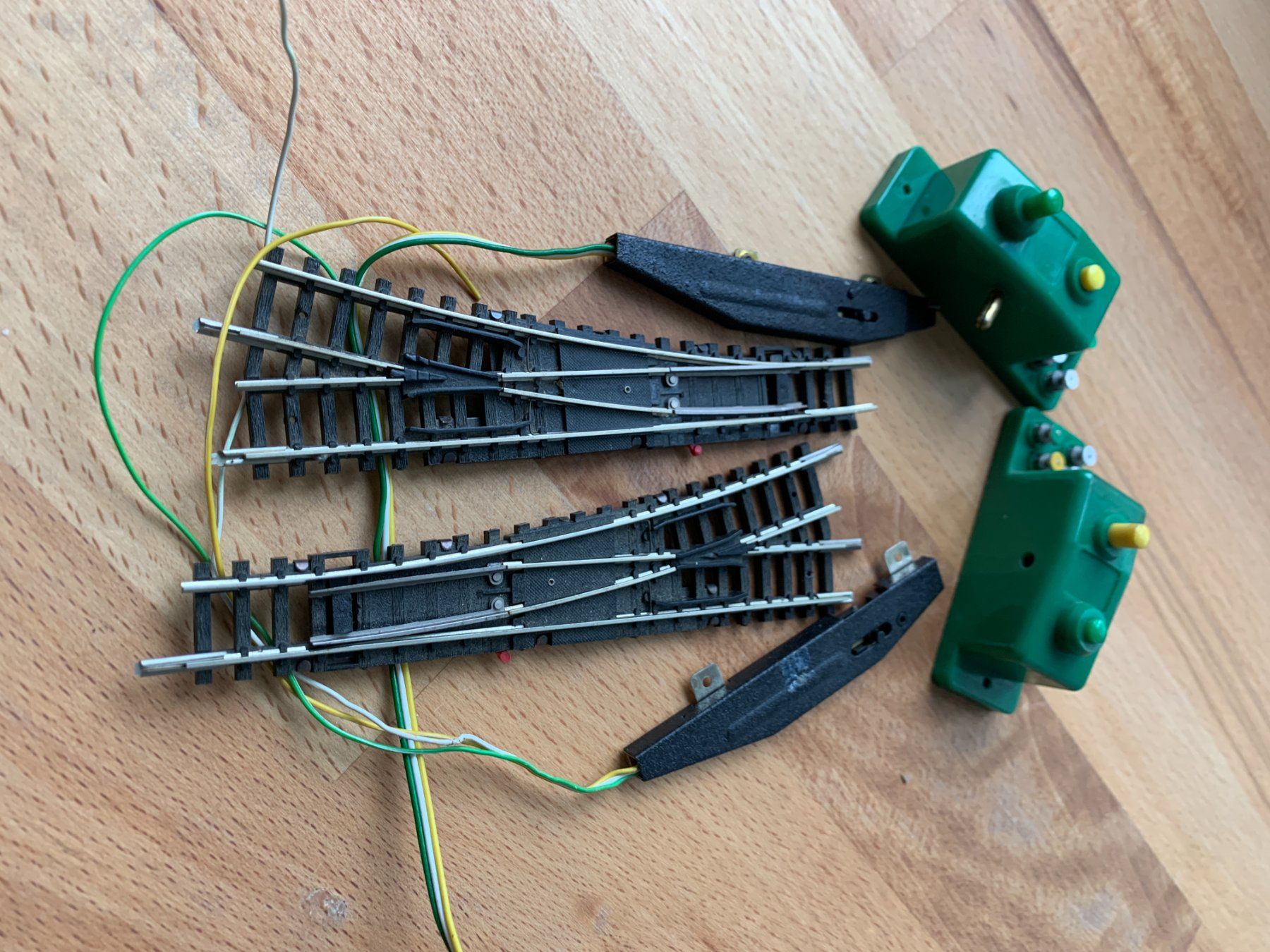 Trix Modellini di ferrovie: 2x elektrische Minitrix Weichen inkl. Schalter – Usato da Belp venduto da capowiga
