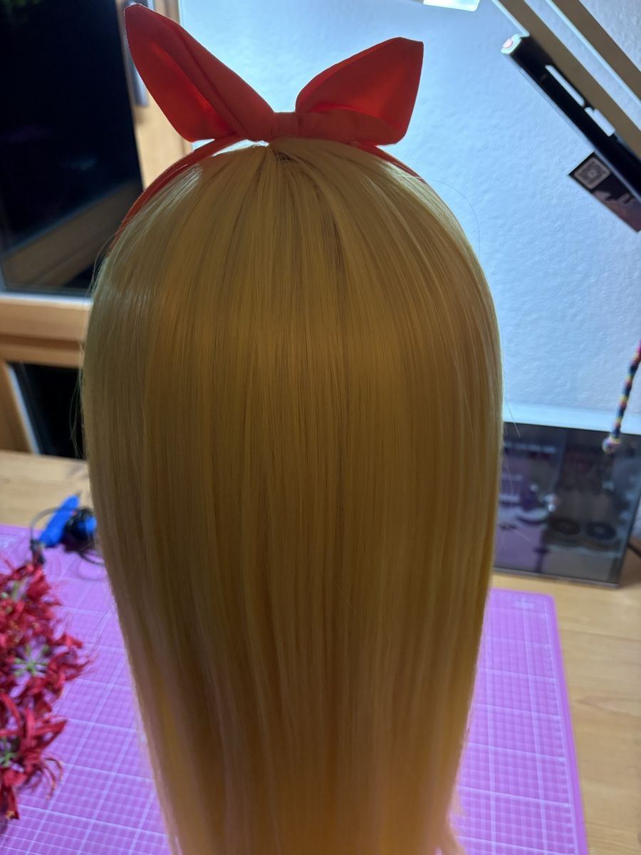 Parrucche: Gelb-Blonde Perrücke mit Schleife – Nuovo (secondo la descrizione) da Ittigen venduto da lar_65qq 3