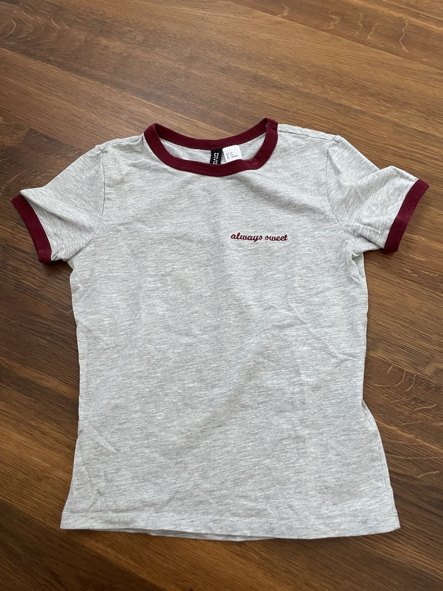 H&M T-shirt: T-Shirt mit rotem Rand, xs – Usato da Liestal venduto da ela_2g9s