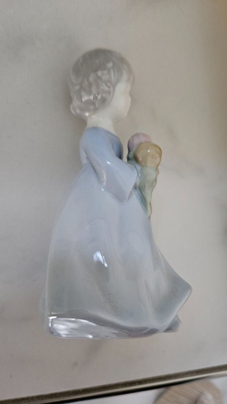 Figuren: Porzellanfigur Mädchen mit Blumenstrauss – Gebraucht aus Meggen von G7957c24 3