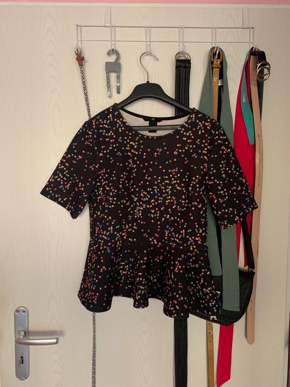 H&M Tops: Oberteil mit Volant und Punkten – Gebraucht aus Triengen von nes_l8cj 1