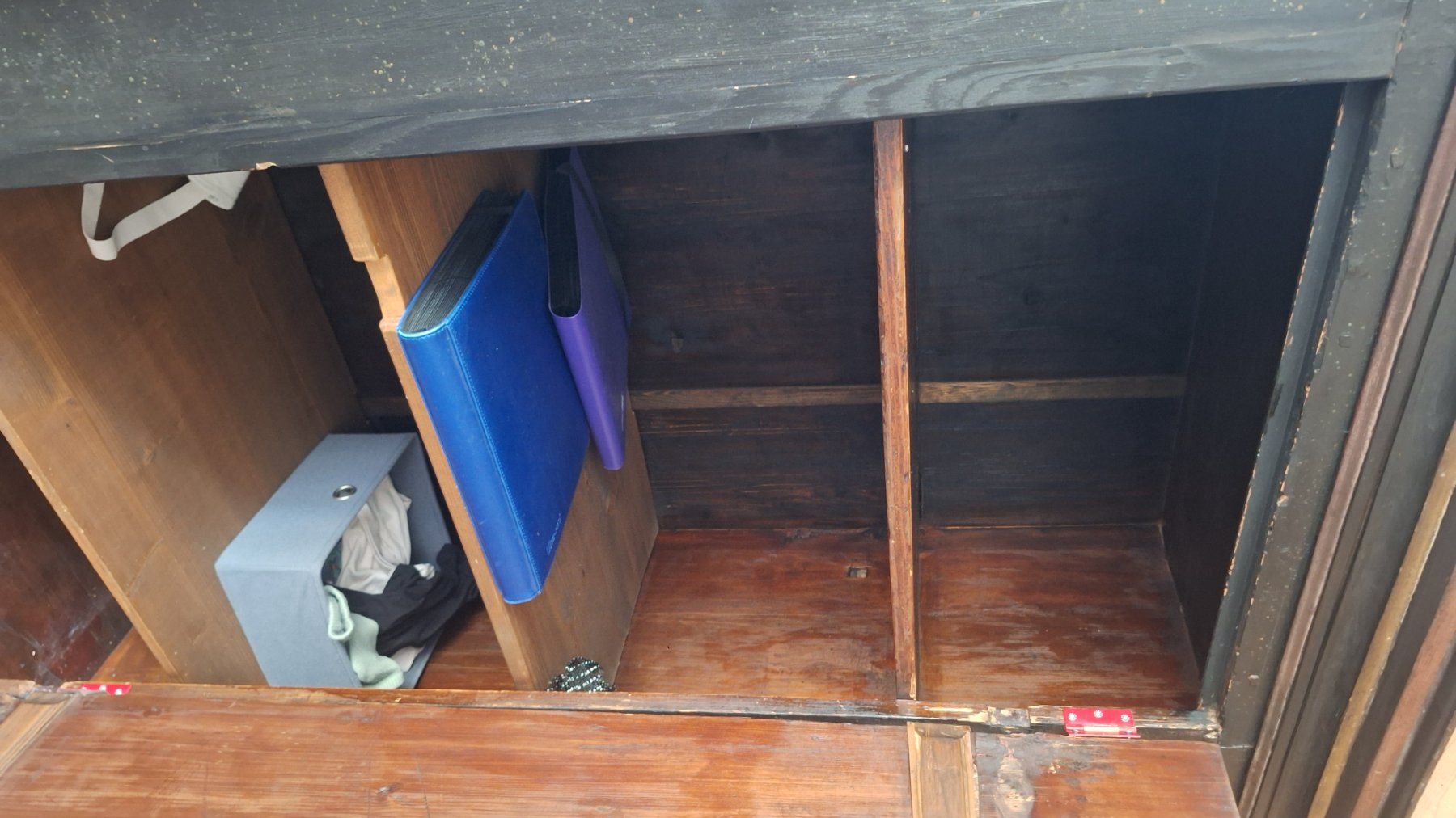 Armoires: Antiker, alter, schwarzer Schrank. Gratis abzuholen – D'occasion à Winterthur par ced_ckq5 2