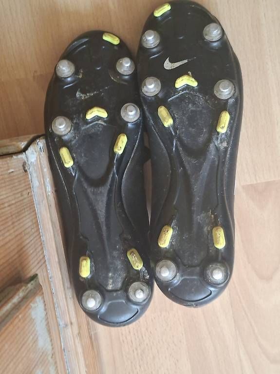 Scarpe da uomo: Chaussures foot Nike mercurial taille 41 – Usato da Villarepos venduto da luc_s8cl