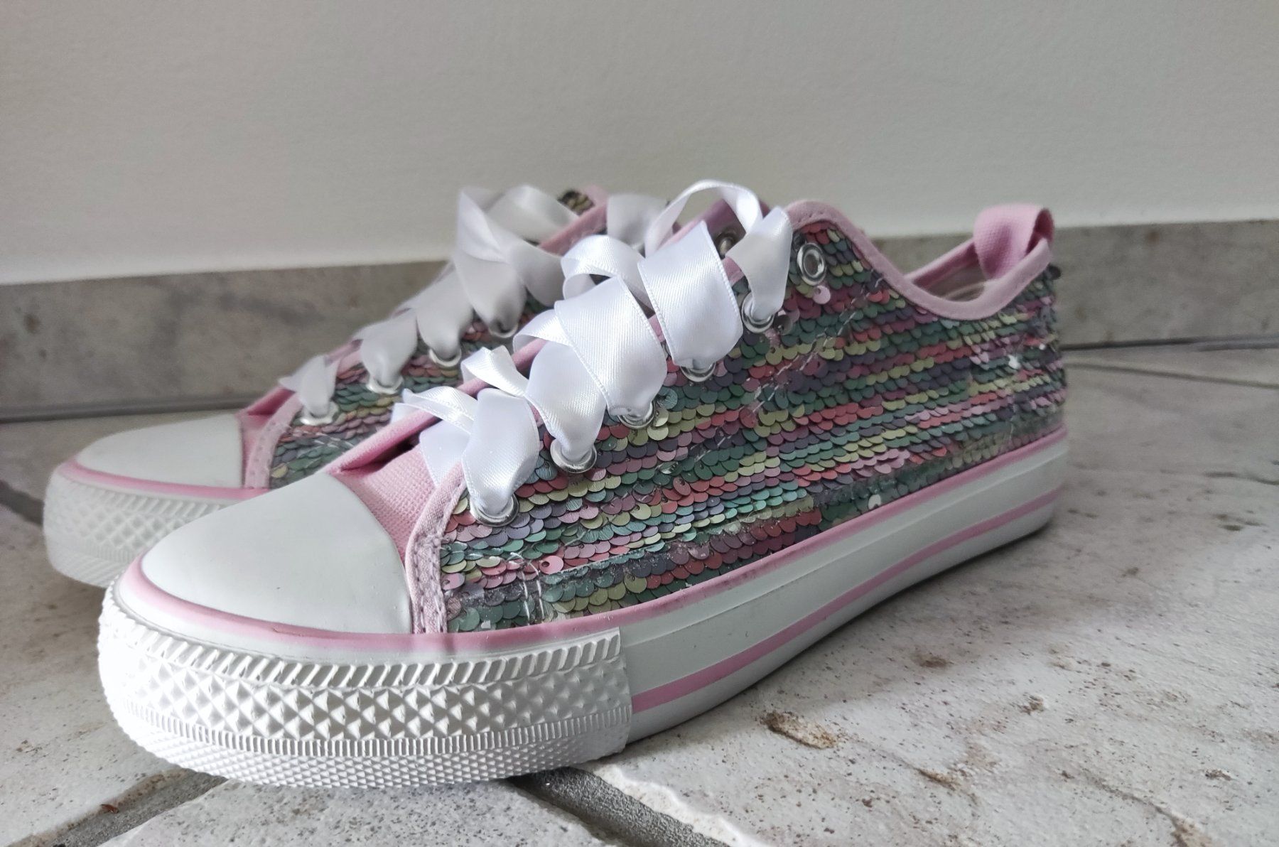 Scarpe da donna: CLAUDIA GHIZZANI SNEAKER GR.39 – Usato da Chur venduto da Rodanisa