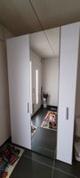Armoire blanche avec miroir central bon état.