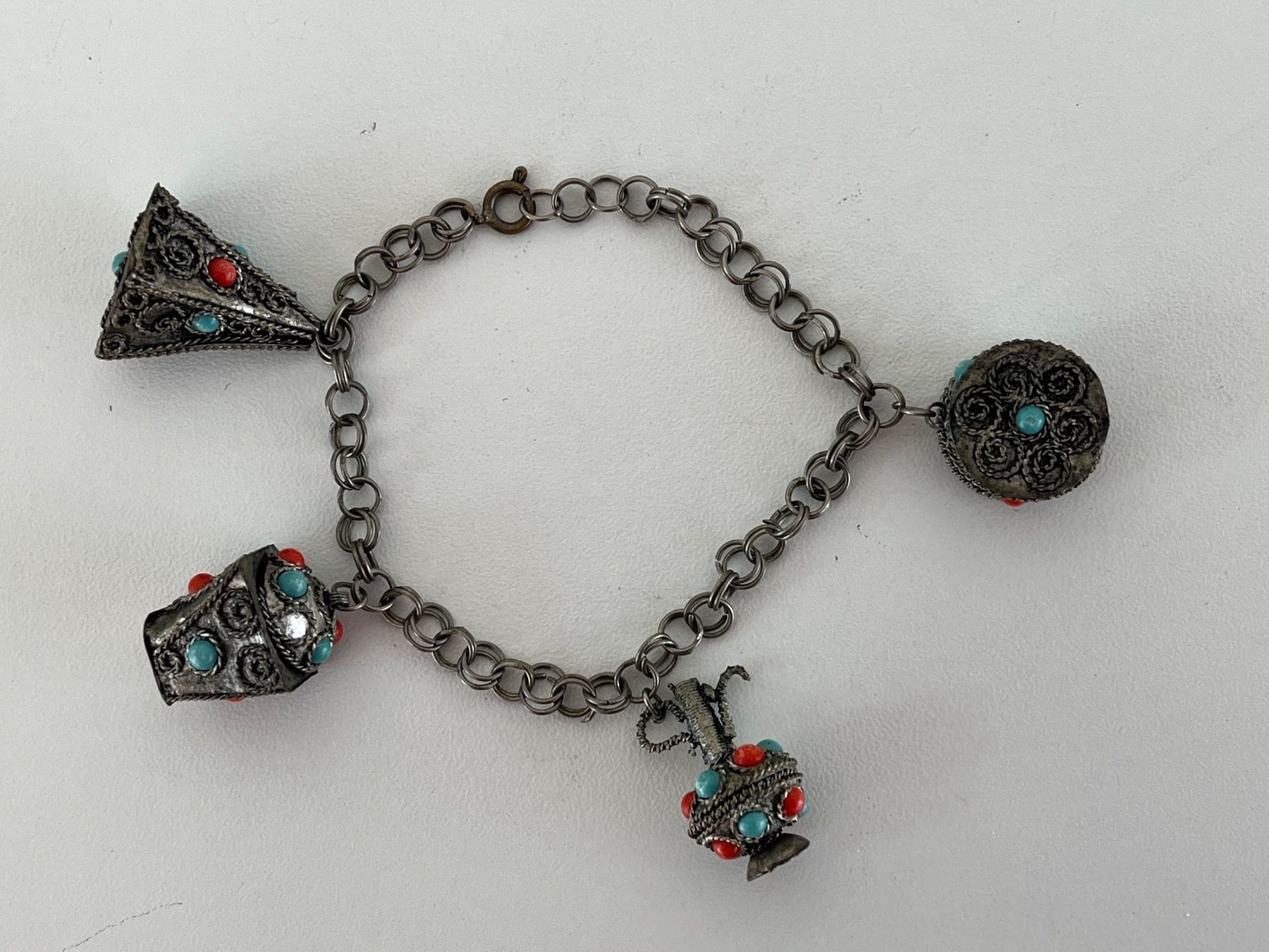 Bracciali & Braccialetti: Tibetisches Armband mit Charms – Usato da Wetzikon ZH venduto da seli03