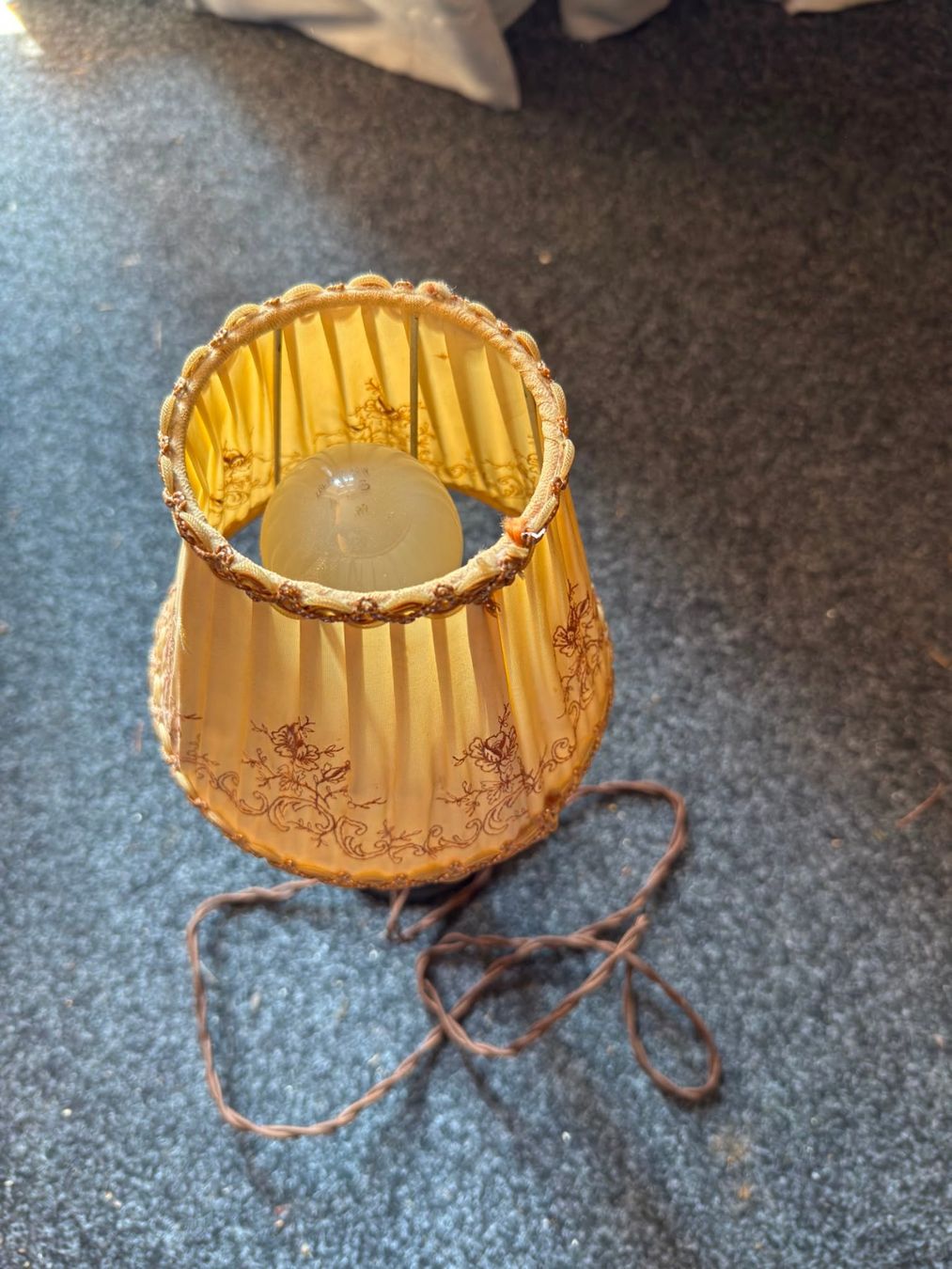 Lampade: Vintage Tischlampe mit Stoffschirm – Usato da Luzern venduto da Elgordo7 1