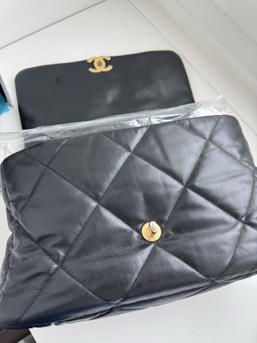 Chanel Taschen für Damen: Chanel 19 – Gebraucht aus Herrliberg von Pipper30 1