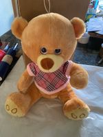 kuschliger Bär mit rosa Shirt